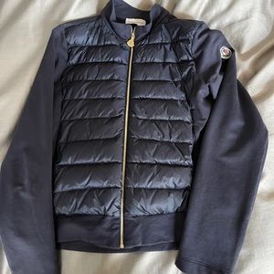 Navy like new Mercari light puffer jacket size 10-12 boys.